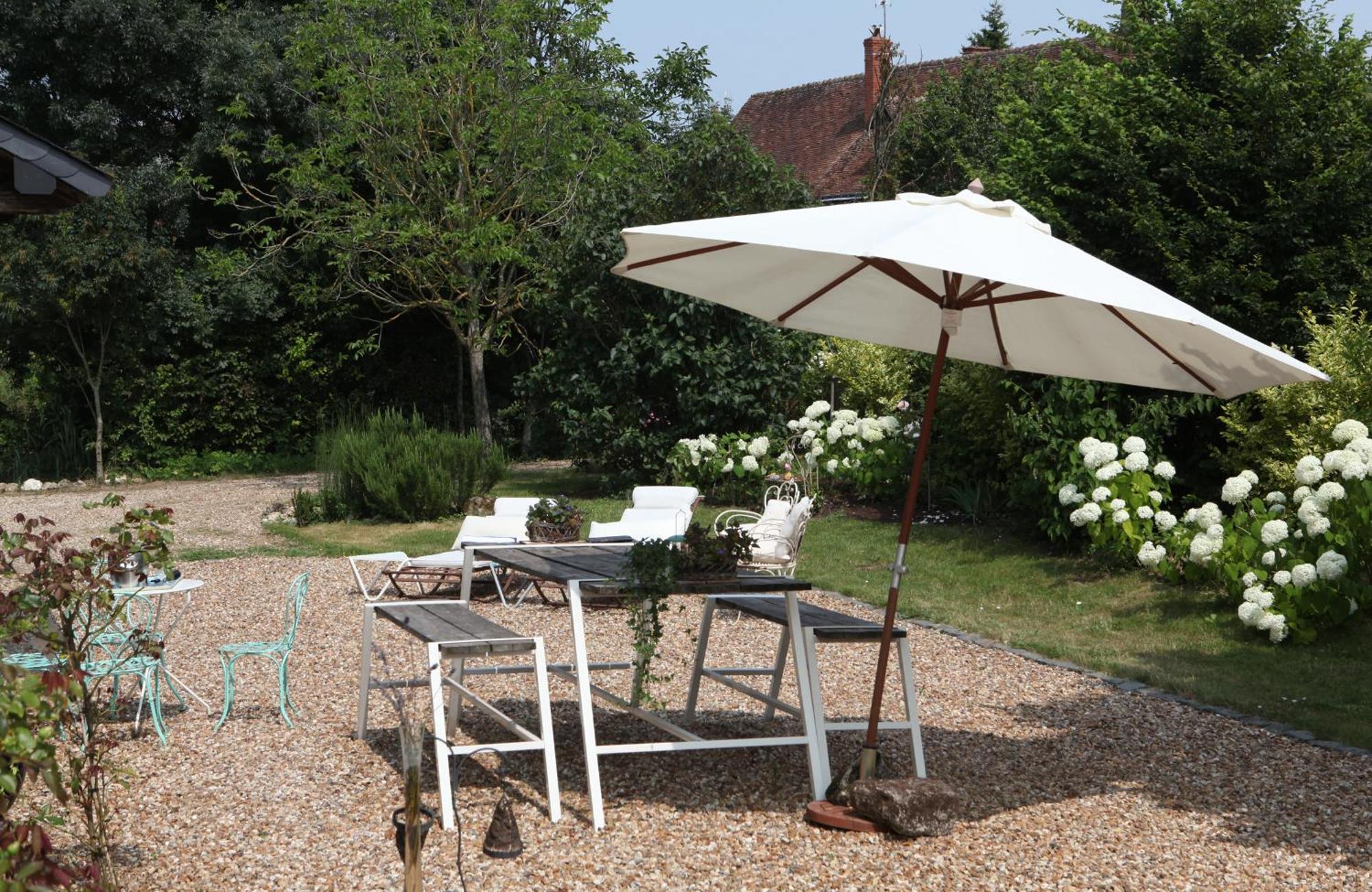 Une Maison, Un Jardin Berthenay Exterior photo
